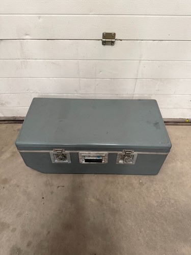 Large flight case with - flight, wheels